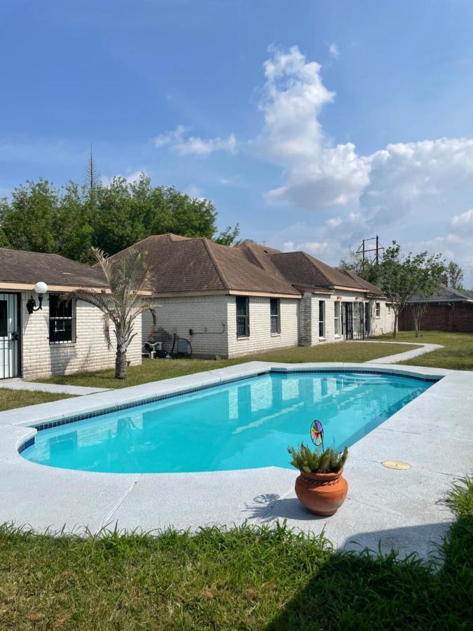 Cheerful 4 Bedroom Home With Pool And Bbq Area With 5Th Bedroom Option Μπράουνσβιλ Εξωτερικό φωτογραφία